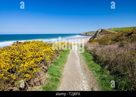Sur le chemin de la côte donnant sur la plage de sable doré à Watergate Bay près de Newquay Cornwall England UK Europe Banque D'Images