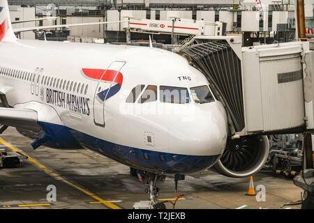 De l'aéroport Heathrow de Londres, ANGLETERRE - Février 2019 : New British Airways Airbus A320 Neo court-courriers à réaction reliée à un jettty passager Banque D'Images