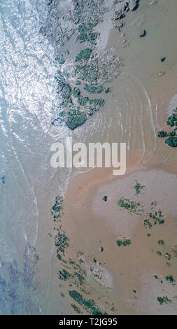 Surf tours une douce plage de sable fin, vu de dessus, Sussex, UK Banque D'Images