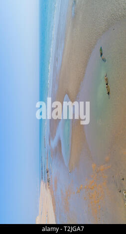 Surf tours une douce plage de sable fin, vu de dessus, Sussex, UK Banque D'Images