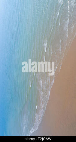 Surf tours une douce plage de sable fin, vu de dessus, Sussex, UK Banque D'Images