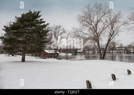 Un dock flottant pêcher au bord d'un lac dans la région de Sedgwick County Park, à Wichita, Kansas, États-Unis. Banque D'Images