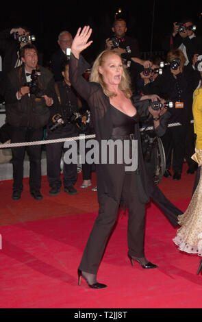 CANNES, FRANCE. 20 mai 2000 : l'actrice Ursula Andress au Festival de Cannes pour la première de The Yards. Photo : Paul Smith/Featureflash Banque D'Images