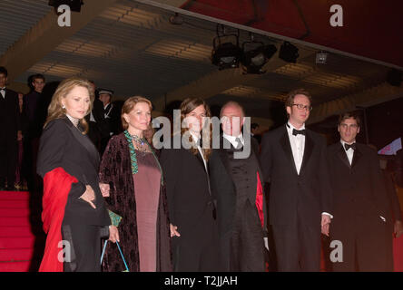 CANNES, FRANCE. 20 mai 2000 : Actrices Faye Dunaway (à gauche) & Ellen Burstyn avec les acteurs Mark Wahlberg, James Caan, directeur James Gray et l'Acteur Joaquin Phoenix au Festival de Cannes pour la première de leur nouveau film The Yards. Photo : Paul Smith/Featureflash Banque D'Images