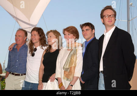 CANNES, FRANCE. 20 mai 2000 : LtoR : James Caan, Mark Wahlberg, Faye Dunaway, Ellen Burstyn, Joaquin Phoenix et directeur James Gray au Festival de Cannes pour promouvoir leur nouveau film The Yards. Photo : Paul Smith/Featureflash Banque D'Images