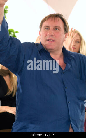 CANNES, FRANCE. 10 mai 2000 : l'acteur français Gérard Depardieu au Festival de Cannes où son nouveau film - Vatel - est l'ouverture du film nuit . Photo : Paul Smith/Featureflash Banque D'Images