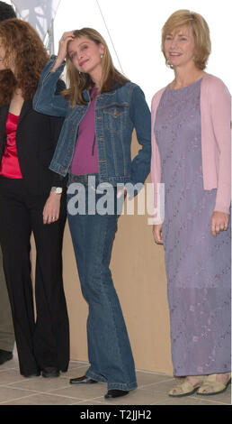 CANNES, FRANCE. 12 mai 2000 : l'actrice Calista Flockhart & Kathy Baker au Festival de Cannes pour promouvoir leur nouveau film de choses que vous pouvez dire juste en la regardant.Photo : Paul Smith/Featureflash Banque D'Images