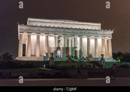 Le puissant Lincoln Memorial éclairés la nuit, Washington, D.C. Banque D'Images