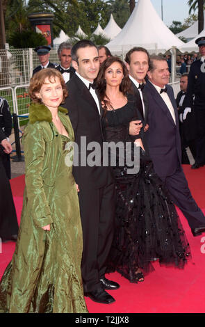 CANNES, FRANCE. 16 mai 2000 : actrices françaises Isabelle Huppert (à gauche) & Emmanuelle Beart avec réalisateur Olivier Assayas (à gauche) et Charles Berling acteur au Festival de Cannes pour la première de leur film Les destinataires sentimentales. Photo : Paul Smith/Featureflash Banque D'Images