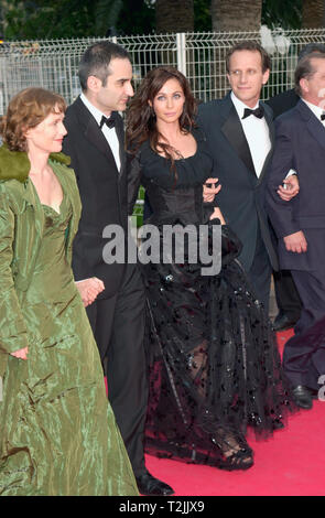 CANNES, FRANCE. 16 mai 2000 : actrices françaises Isabelle Huppert (à gauche) & Emmanuelle Beart avec réalisateur Olivier Assayas (à gauche) et Charles Berling acteur au Festival de Cannes pour la première de leur film Les destinataires sentimentales. Photo : Paul Smith/Featureflash Banque D'Images