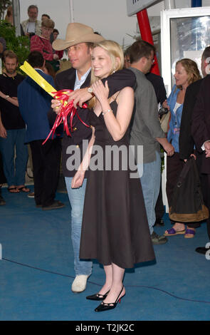 CANNES, FRANCE. 13 mai 2000 : l'actrice Bridget Fonda & Country Singer Petit ami Dwight Yoakam au Festival de Cannes où ils ont ouvert le pavillon américain. Photo : Paul Smith/Featureflash Banque D'Images