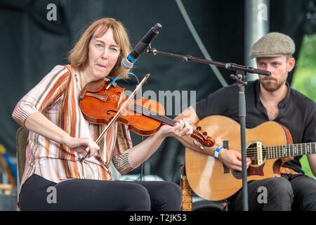 Les musiciens irlandais Liz Carroll & Jake Charron à jouer du violon et de la guitare sur la scène du Festival national du folklore, à Salisbury, MD Banque D'Images