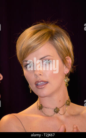 CANNES, FRANCE. 21 mai 2000 : l'actrice Charlize Theron à la 53e cérémonie de remise des prix du Festival du Film de Cannes.Photo : Paul Smith/Featureflash Banque D'Images