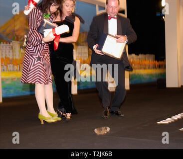 CANNES, FRANCE. 21 mai 2000 : Directeur Lars Von Trier, lauréat de la Palme d'or au 53e Festival du Film de Cannes pour son film Dancer in the Dark. Il est photographié avec le film stars du BJORK, lauréat du prix de la Meilleure Actrice, et Catherine Deneuve. Photo : Paul Smith/Featureflash Banque D'Images