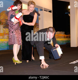 CANNES, FRANCE. 21 mai 2000 : Directeur Lars Von Trier, lauréat de la Palme d'or au 53e Festival du Film de Cannes pour son film Dancer in the Dark. Il est photographié avec le film stars du BJORK, lauréat du prix de la Meilleure Actrice, et Catherine Deneuve. Photo : Paul Smith/Featureflash Banque D'Images