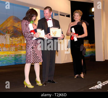 CANNES, FRANCE. 21 mai 2000 : Directeur Lars Von Trier, lauréat de la Palme d'or au 53e Festival du Film de Cannes pour son film Dancer in the Dark. Il est photographié avec le film stars du BJORK, lauréat du prix de la Meilleure Actrice, et Catherine Deneuve. Photo : Paul Smith/Featureflash Banque D'Images