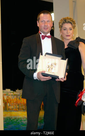 CANNES, FRANCE. 21 mai 2000 : Directeur Lars Von Trier, lauréat de la Palme d'or au 53e Festival du Film de Cannes pour son film Dancer in the Dark. Il est représenté avec la star du film Catherine DENEUVE Photo : Paul Smith/Featureflash Banque D'Images