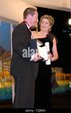 CANNES, FRANCE. 21 mai 2000 : Directeur Lars Von Trier, lauréat de la Palme d'or au 53e Festival du Film de Cannes pour son film Dancer in the Dark. Il est représenté avec la star du film Catherine DENEUVE Photo : Paul Smith/Featureflash Banque D'Images