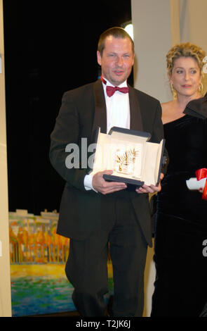 CANNES, FRANCE. 21 mai 2000 : Directeur Lars Von Trier, lauréat de la Palme d'or au 53e Festival du Film de Cannes pour son film Dancer in the Dark. Il est représenté avec la star du film Catherine DENEUVE Photo : Paul Smith/Featureflash Banque D'Images