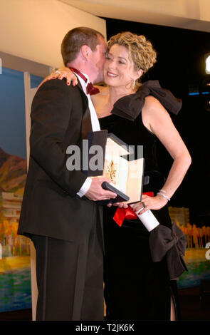 CANNES, FRANCE. 21 mai 2000 : Directeur Lars Von Trier, lauréat de la Palme d'or au 53e Festival du Film de Cannes pour son film Dancer in the Dark. Il est représenté avec la star du film Catherine DENEUVE Photo : Paul Smith/Featureflash Banque D'Images