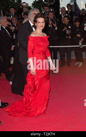 CANNES, FRANCE. Le 19 mai 2000 : Juliette Binoche actrice lors de la première de son nouveau film Code Inconnu au Festival de Cannes. Photo : Paul Smith/Featureflash Banque D'Images