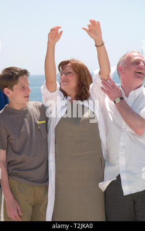 CANNES, FRANCE. 20 mai 2000 : l'actrice Julie Walters & Acteurs Jamie Bell (à gauche) et Gary Lewis au Festival de Cannes pour promouvoir leur nouveau film Dancer. Photo : Paul Smith/Featureflash Banque D'Images