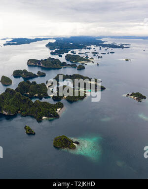 Îles de calcaire, entourée de récifs coralliens, se trouvent éparpillées dans les Raja Ampat seascape. Cette région est connue pour sa biodiversité marine. Banque D'Images