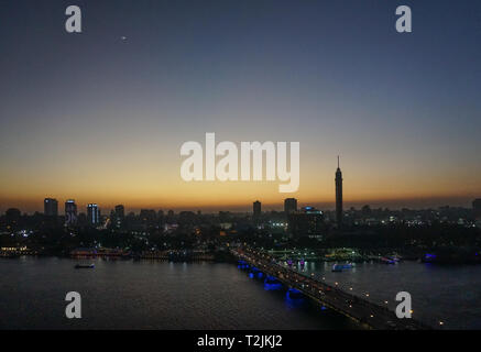 Le Caire, Egypte : Tour du Caire et le Qasr el Nile Bridge au coucher du soleil. Sur l'île de Gezira dans le Nil, la tour est la plus haute structure de l'Égypte. Banque D'Images