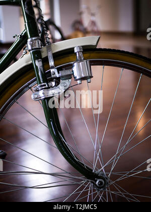 Détails d'une roue avant de vélo ancien et au cours d'une expo sur le museo el Castillo à Medellin colombie Banque D'Images