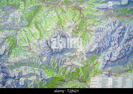 DOLOMITES, ITALIE - Aug 6, 2018 - Carte des sentiers topographiques des Dolomites Alpes, Italie Banque D'Images