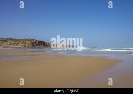 Une vue magnifique de la plage de Bordeira, célèbre lieu du surf en Algarve, Portugal Banque D'Images