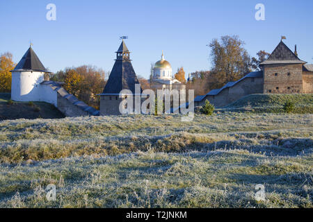 Le gel octobre près de l'Svyato-Uspensky Pskovo-Pechersky les murs du monastère. Pechory, Russie Banque D'Images