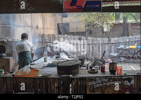 Homme cuisinant de la nourriture au marché de Nyaung U (Nyaung Oo) (Mani Sithu) restaurant à Nyaung U, près de Bagan Myanmar (Birmanie) Banque D'Images