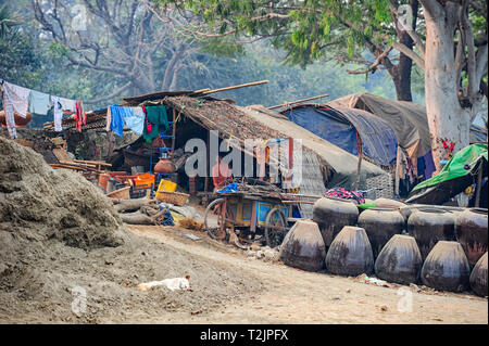 Vivant et travaillant sur les rives du fleuve Irrawaddy Mandalay, Myanmar (Birmanie) Banque D'Images