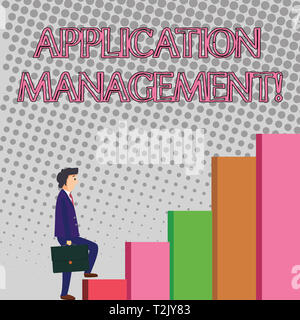 Signe texte montrant la gestion des applications. Photo d'affaires mettant en analysisaging tout au long de leur cycle de vie des applications Businessman Carrying une brève Banque D'Images