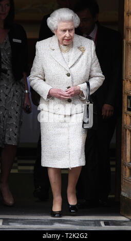 Londres, Royaume-Uni, le 10 juin,2013 : La Reine Elizabeth II de quitter l'hôpital après avoir visité le Prince Philip, duc d'Édimbourg à l'occasion de son anniversaire Banque D'Images