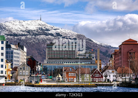 L'hiver à Bergen. Nøstebukten Nostebukten (vue depuis) vers le mont Ulriken et Engen. Banque D'Images