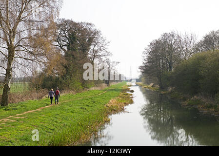 Jeune couple en train de marcher le long du chemin de halage du canal de Pocklington, East Yorkshire, England UK Banque D'Images