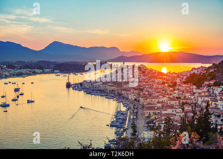 Coucher du soleil sur l'île de Poros en mer Égée, Grèce Banque D'Images