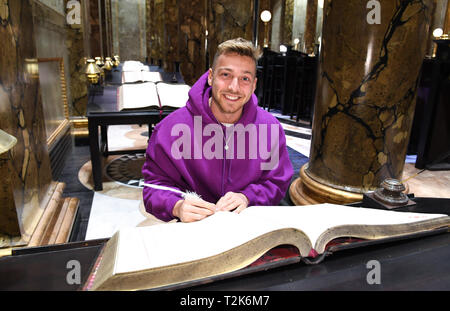 EDITORIAL N'utilisez que Sam Thompson assiste à l'événement de lancement exclusif de la banque des sorciers Gringotts original à Warner Bros Studio Tour London - The Making of Harry Potter, qui s'ouvre au public le 6 avril. Banque D'Images