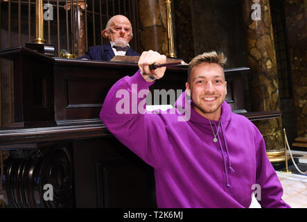 EDITORIAL N'utilisez que Sam Thompson assiste à l'événement de lancement exclusif de la banque des sorciers Gringotts original à Warner Bros Studio Tour London - The Making of Harry Potter, qui s'ouvre au public le 6 avril. Banque D'Images