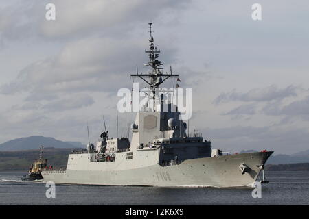 L'Almirante Juan de Borbon SPS (F102) de la marine espagnole, qui sont accompagnés par Svitzer Milford sur la frégate, l'arrivée pour l'exercice Joint Warrior 19-1. Banque D'Images