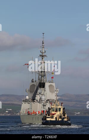 L'Almirante Juan de Borbon SPS (F102) de la marine espagnole, qui sont accompagnés par Svitzer Milford sur la frégate, l'arrivée pour l'exercice Joint Warrior 19-1. Banque D'Images