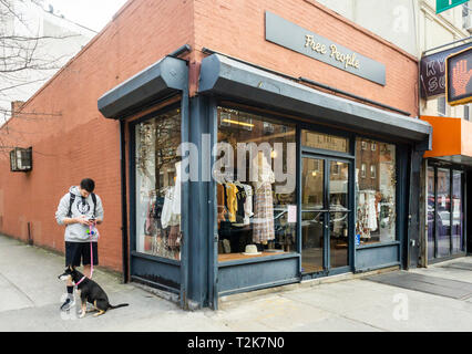 Un peuple libre magasin de vêtements pour femmes dans le quartier de Cobble Hill de Brooklyn à New York, le samedi 30 mars, 2019. Peuple libre est une marque de URBN. (Â©Â Richard B. Levine) Banque D'Images