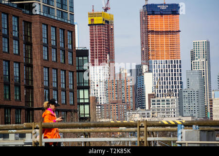 Le développement dans le centre-ville de Brooklyn à New York vu du quartier Gowanus le Samedi, Mars 30, 2019. En raison de l'augmentation de développement dans la région, notamment hi-rise appartement luxueux bâtiments, magasins et détaillants haut de gamme. (Â© Richard B. Levine) Banque D'Images