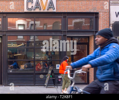 Une succursale de la chaîne de Cava Grill restaurants décontractés à service rapide dans le quartier de Noho New York le Mercredi, Mars 27, 2019. La chaîne méditerranéenne décontractée à 76 endroits et a acquis en 2018. Cuisine Zoes (Â© Richard B. Levine) Banque D'Images