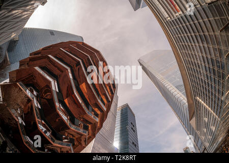 Des hordes de visiteurs affluent au navire dans le développement d'Hudson Yards à New York le Jeudi, Mars 29, 2019. Les détaillants, y compris le magasin Neiman Marcus, ont ouvert leurs boutiques dans le développement qui a été construit sur une plate-forme sur le côté ouest un triage ferroviaire. Bureau, habitation, l'espace public et espace de vente au détail représentent la première étape dans ce qui est sans doute le plus coûteux projet de construction jamais construit aux États-Unis (© Richard B. Levine) Banque D'Images