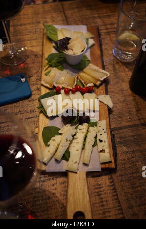 Plateau de fromage italien mixte Banque D'Images