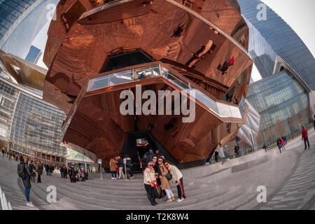 Des hordes de visiteurs affluent au navire dans le développement d'Hudson Yards à New York le Jeudi, Mars 29, 2019. Les détaillants, y compris le magasin Neiman Marcus, ont ouvert leurs boutiques dans le développement qui a été construit sur une plate-forme sur le côté ouest un triage ferroviaire. Bureau, habitation, l'espace public et espace de vente au détail représentent la première étape dans ce qui est sans doute le plus coûteux projet de construction jamais construit aux États-Unis (© Richard B. Levine) Banque D'Images