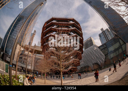 Des hordes de visiteurs affluent au navire dans le développement d'Hudson Yards à New York le Jeudi, Mars 29, 2019. Les détaillants, y compris le magasin Neiman Marcus, ont ouvert leurs boutiques dans le développement qui a été construit sur une plate-forme sur le côté ouest un triage ferroviaire. Bureau, habitation, l'espace public et espace de vente au détail représentent la première étape dans ce qui est sans doute le plus coûteux projet de construction jamais construit aux États-Unis (© Richard B. Levine) Banque D'Images